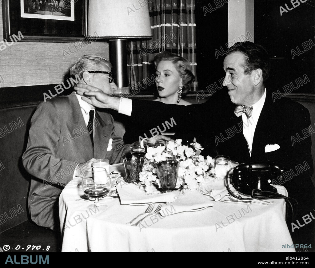 ART SMITH, GLORIA GRAHAME and HUMPHREY BOGART in IN A LONELY PLACE, 1950, directed by NICHOLAS RAY. Copyright COLUMBIA PICTURES.