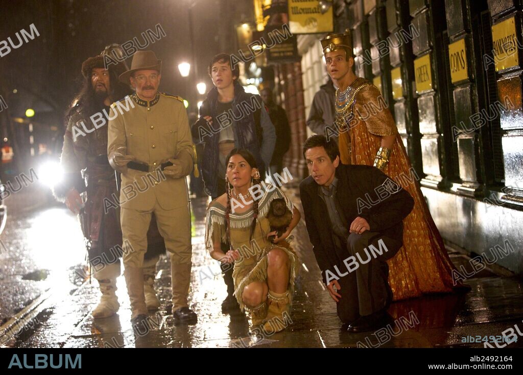 BEN STILLER, MIZUO PECK, PATRICK GALLAGHER, RAMI MALEK, ROBIN WILLIAMS y SKYLER GISONDO en NOCHE EN EL MUSEO 3: EL SECRETO DEL FARAÓN, 2014 (NIGHT AT THE MUSEUM: SECRET OF THE TOMB), dirigida por SHAWN LEVY. Copyright 1492 PICTURES/21 LAPS ENTERTAINMENT/TWENTIETH CENTURY FOX.