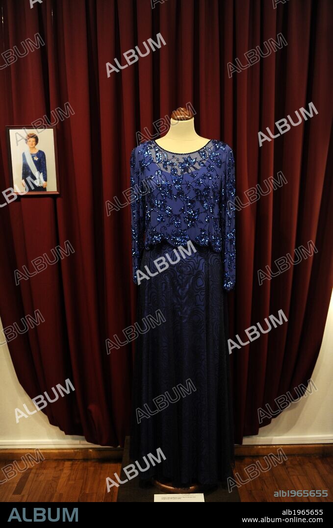 Vaira Vikese-Freiberga (1937). Política letona. Fué presidenta de Letonia del 8 de julio de 1999 al 7 julio del 2007l. Vestido utilizado por Vaira el día de la toma de posesión como presidenta Letona el 8 de julio de 1999. Museo de la Historia y la Navegación. Riga. Letonia.