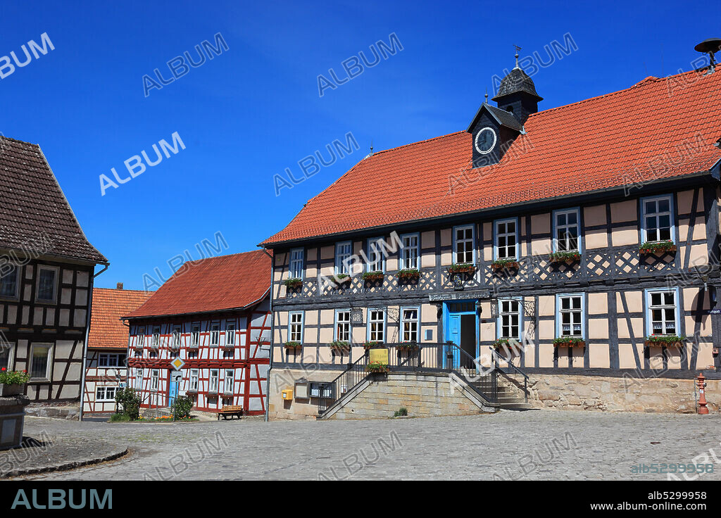 Second smallest city in Germany, Ummerstadt in the district of Hildburghausen, Marktplatz with the historic Town Hall, built in 1558, half-timbered houses, Thuringia, Germany  /  Zweitkleinste Stadt Deutschlands, Ummerstadt im Landkreis Hildburghausen, Marktplatz mit dem historischen Rathaus, 1558 erbaut, Fachwerkensemble, Thueringen, Deutschlands.