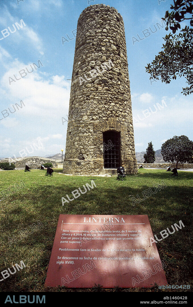 COMUNIDAD DE MURCIA. CARTAGENA. Vista de la "LINTERNA", torre vigía troncocónica de mampostería bruta de nueve metros de altura ubicada en el Parque Torres. Se cree que se construyó en el siglo XVIII y que su funcíón fue la de faro indicador de la bahía. España.