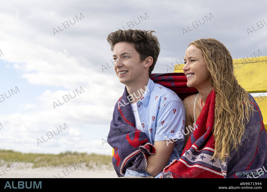 ANDREW BARTH FELDMAN y JENNIFER LAWRENCE en SIN MALOS ROLLOS, 2023 (NO HARD FEELINGS), dirigida por GENE STUPNITSKY. Copyright SONY PICTURES.