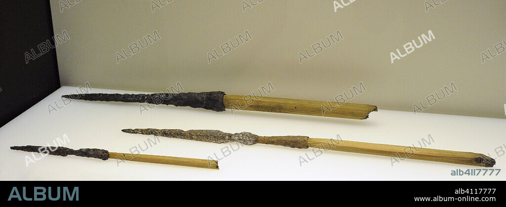 Lanzas. En el centro, punta de lanza con enmangue tubular y hoja con nervio central. Hierro. Procede de la necrópolis visigoda de Tañine (provincia de Soria, Castilla-León, España). Sepultura 1. Siglos V-VI. Museo Arqueológico Nacional. Madrid. España.