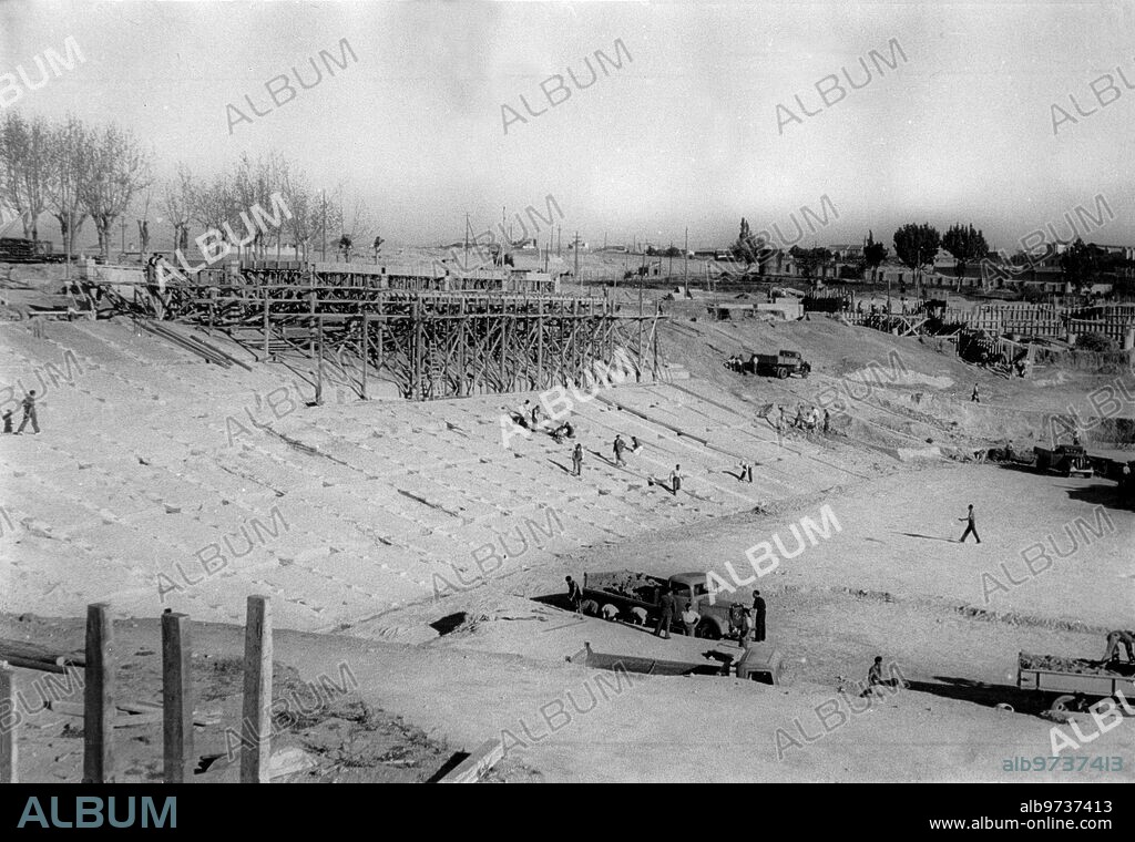 Madrid, octubre de 1945. Estadio Santiago Bernabéu. Obras del nuevo campo del Real Madrid. En la imagen, aspecto parcial de lo que sería la gran tribuna de preferencia, en parte, revestida de cemento.