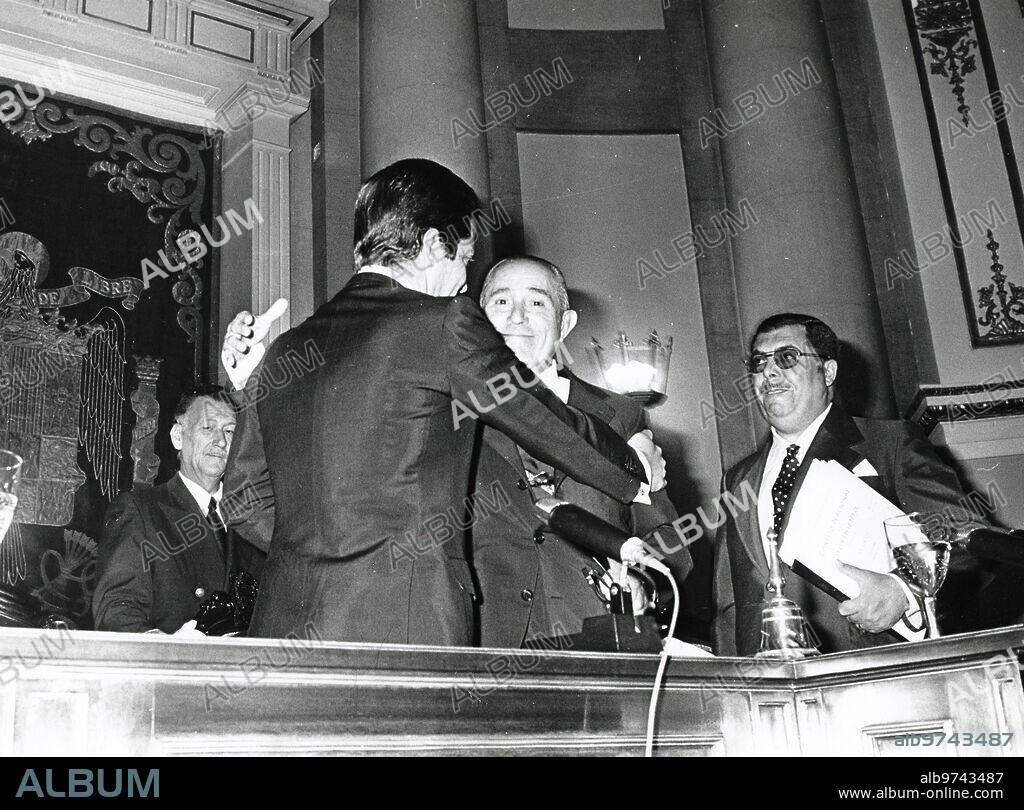 24 mayo 1976. El presidente del Gobierno, don Carlos Arias Navarro, abraza a don Adolfo Suárez, instantes después de que fuera proclamado consejero permanente.