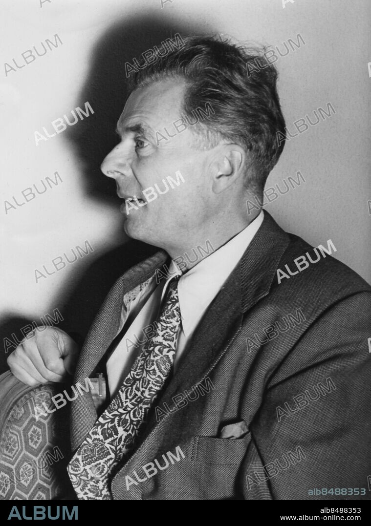 Orig. bildtext... ALDOUS HUXLEY, photographed in London in October 1948, when he returned to his country after an absence of many years.... Anm. A. Huxley, 1894-1963, brittisk författare Profiler Skuggor persons: Aldous Huxley sites: LONDON ;STORBRITANNIEN.