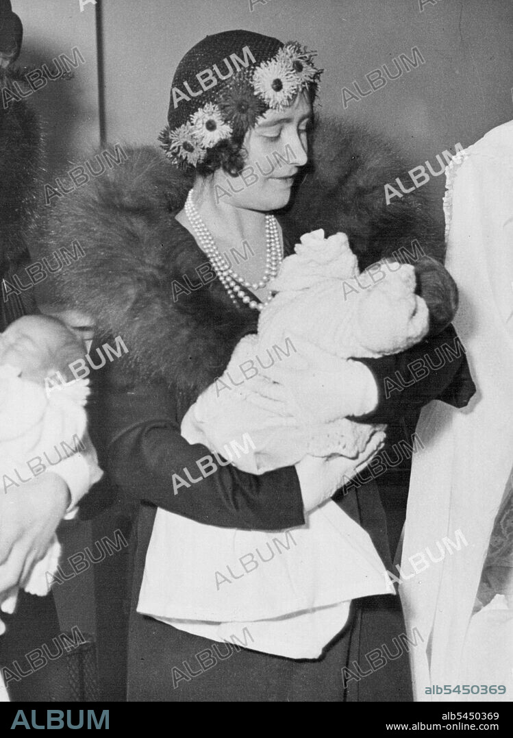 Queen Elizabeth with Peter Michael and John Triplets born to Mrs. Orsmond at Queen Charlottes Hospital, Hammer Smith. March 13, 1932. (Photo by London News Agency Photos Ltd.).