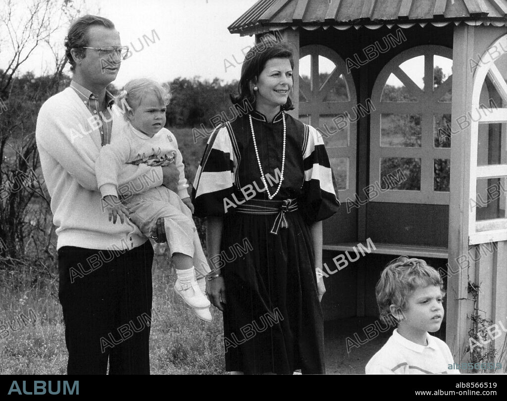 Borgholm 1984-06-27. Kungafamiljen med kung Carl XVI Gustaf och drottning Silvia samt barnen Madeleine och Carl Philip fotograferade på Solliden på Öland. Foto: Anders Holmström / SvD / TT / kod 12014.