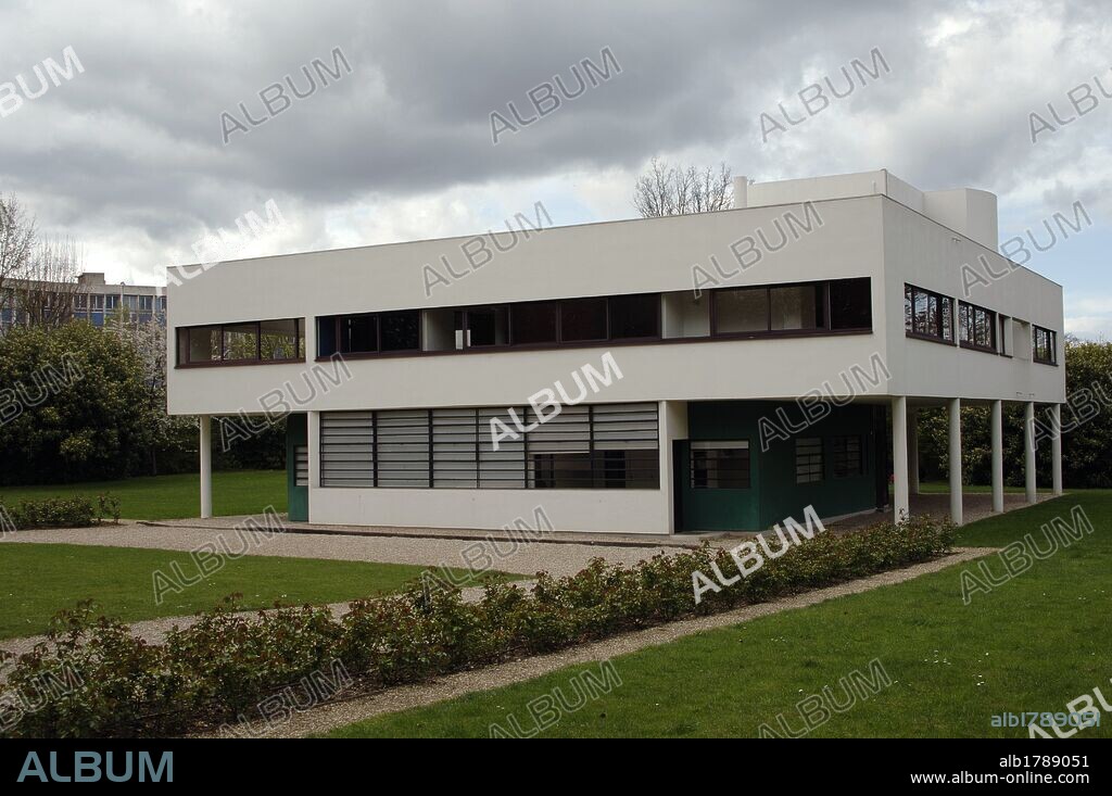 LE CORBUSIER und PIERRE JEANNERET. France. Poissy. Villa Savoye. Designed by Swiss architects Le Corbusier (1887-1965). 1928-1931. International style.