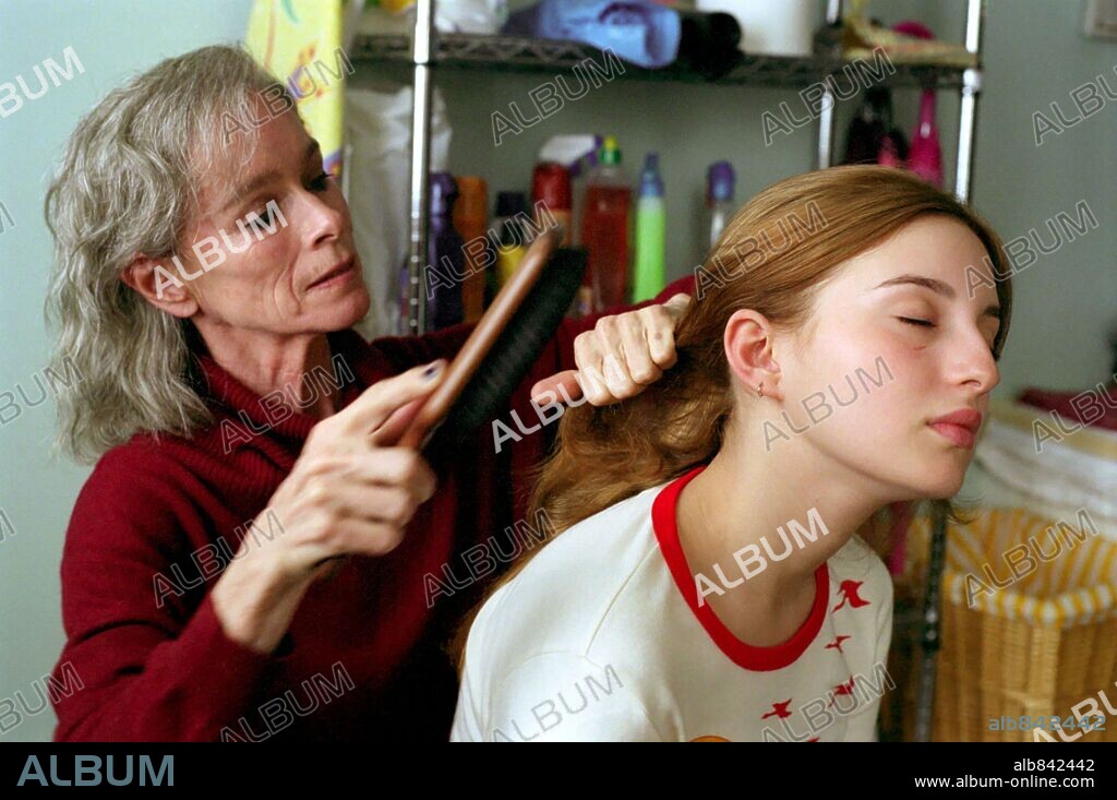 GERALDINE CHAPLIN and MARIA VALVERDE in MELISSA P., 2005, directed by LUCA GUADAGNINO. Copyright BESS FILMS/PENTAGRAMA FILMS S.L./SONY PICTURES ENTERTAINMENT.