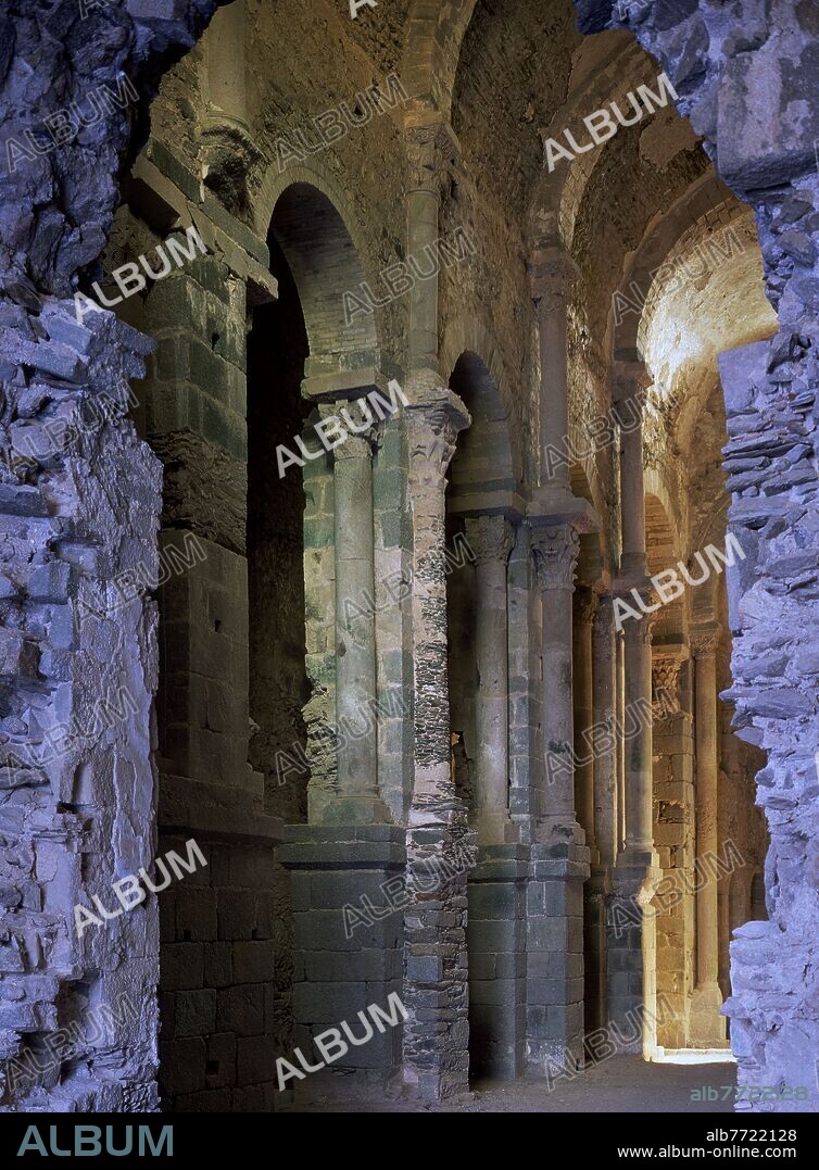 NAVE CENTRAL Y MURO LATERAL DE LA IGLESIA DEL MONASTERIO DE SAN PEDRO DE RODAS - SIGLO XI - ROMANICO CATALAN.