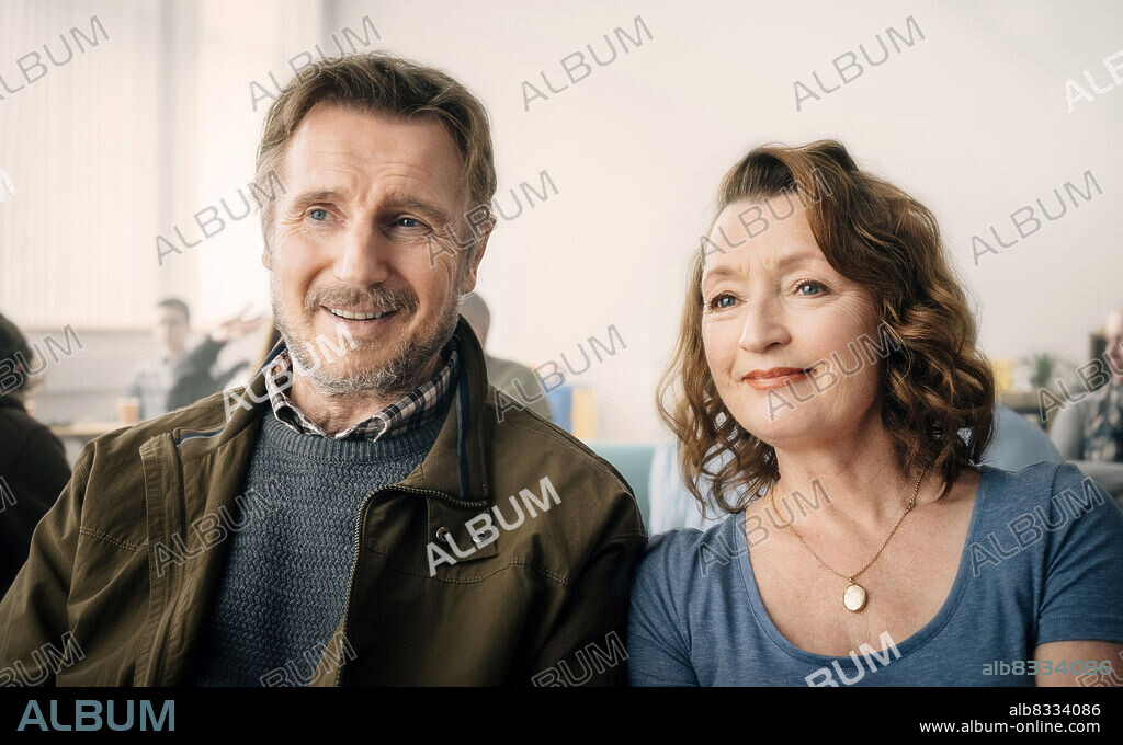 LESLEY MANVILLE et LIAM NEESON dans ORDINARY LOVE, 2019, réalisé par GLENN LEYBURN et LISA BARROS. Copyright HEAD GEAR FILMS.