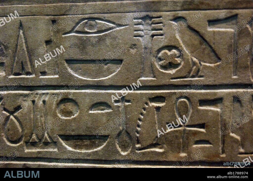 Detalle de ESCRITURA JEROGLIFICA de la estela de piedra caliza policromada del CHAMBELAN AMENEMHAT. Fechada hacia el año 1850 a. C. Dinastía XII. Imperio Medio. Egipto. Museo Británico. Londres. Inglaterra. Reino Unido.