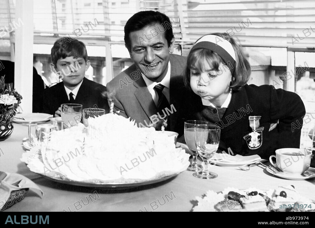 ALBERTO CLOSAS en OPERACION PLUS ULTRA, 1966, dirigida por PEDRO LAZAGA. Copyright FILMAYER.