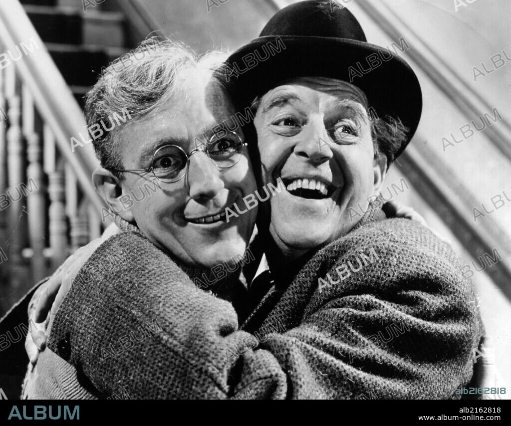 ALEC GUINNESS y STANLEY HOLLOWAY en ORO EN BARRAS, 1951 (THE LAVENDER HILL MOB), dirigida por CHARLES CRICHTON. Copyright EALING STUDIOS.