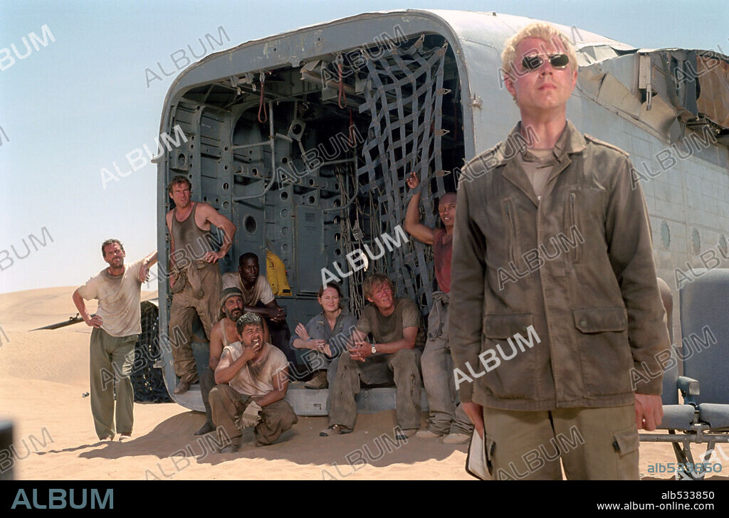 DENNIS QUAID, GIOVANNI RIBISI, HUGH LAURIE, JACOB VARGAS, KEVORK MALIKYAN, KIRK JONES, MIRANDA OTTO, SCOTT MICHAEL CAMPBELL and TYRESE GIBSON in FLIGHT OF THE PHOENIX, 2004, directed by JOHN MOORE. Copyright 20TH CENTURY FOX / ENDRENYI, EGON.
