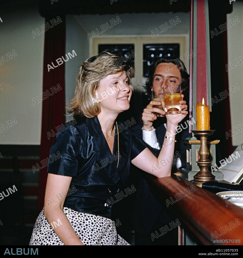Johanna Matz, Austrian chamber actress, character actress, member of the ensemble of the Vienna Burgtheater, also known as a film and TV actress, here with son Daniel in a hotel in Austria, circa 1974.
