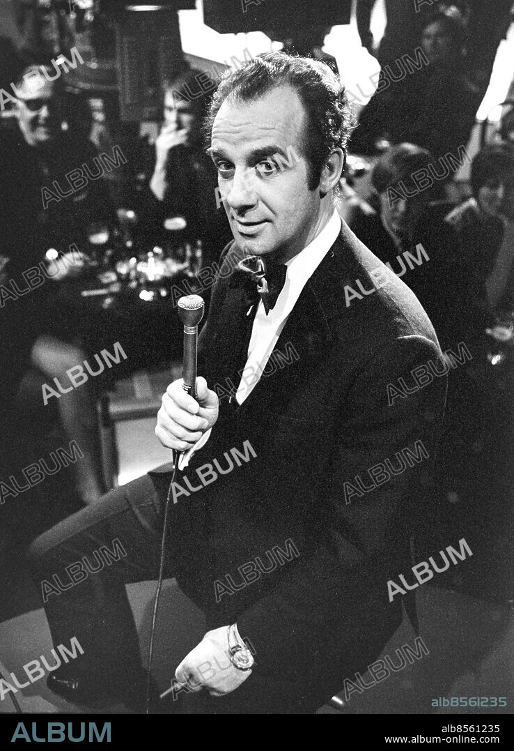 1971-10-20.. VARFÖR GÖMMER DU DIG I HÄCKEN?. TV-program i regi av Harald Westman.. Sänt första gången 1971-11-13. Här ses skådespelaren Jarl Kulle som Lenny Bruce.. Foto: Bertil S-son Åberg / RiR / SVT / Kod: 5600. Bild och reportage publ. i RiR 47/71 omslag och sid. 6-7.. RiR 20293 sv/v neg.