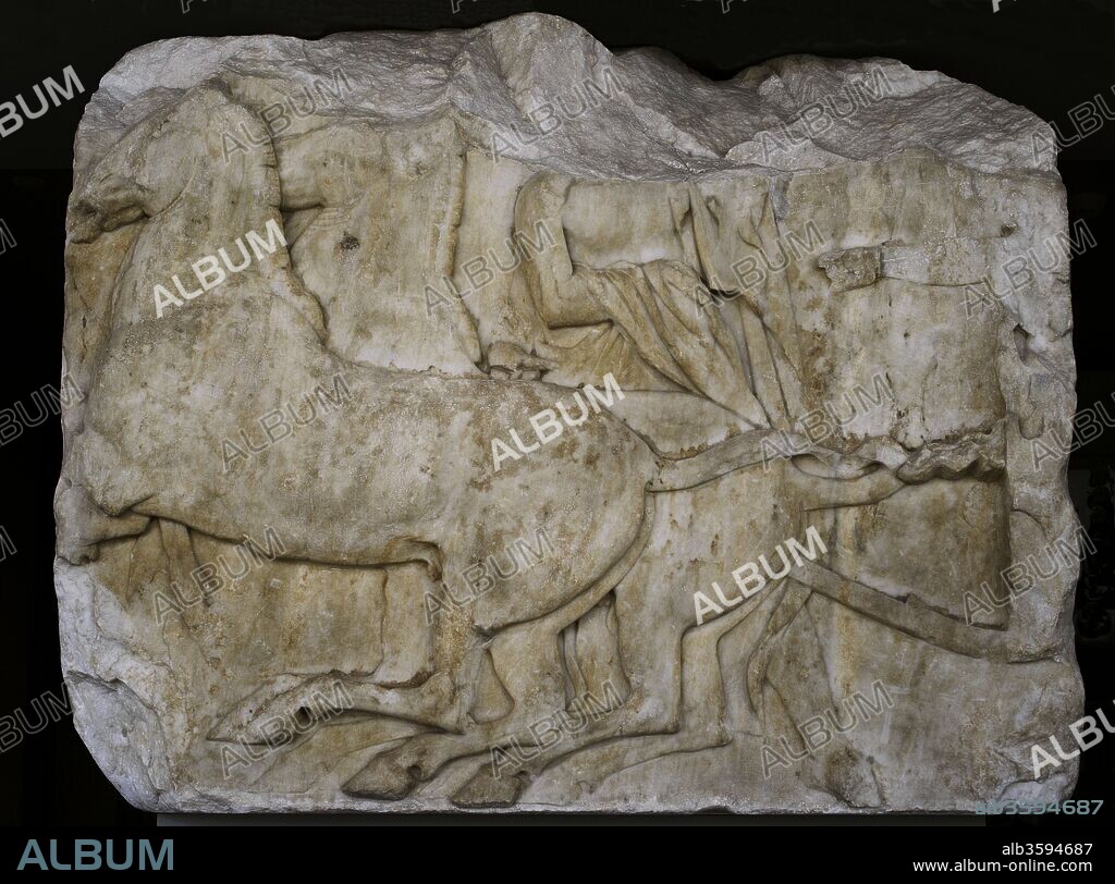 Friso norte del Partenón de la Acrópolis de Atenas. Fragmento N XIX, figuras N 58, N 59. Mármol pentélico. Un mariscal (58) se para detrás de un equipo de caballos con carro. Su mano izquierda se levanta. A la derecha se conserva una pequeña parte del carro con el antebrazo y la mano derecha del auriga (59). Bajorrelieves realizados por Fidias y su escuela. Hacia el 450 a. C. Museo de la Acrópolis. Atenas. Grecia.