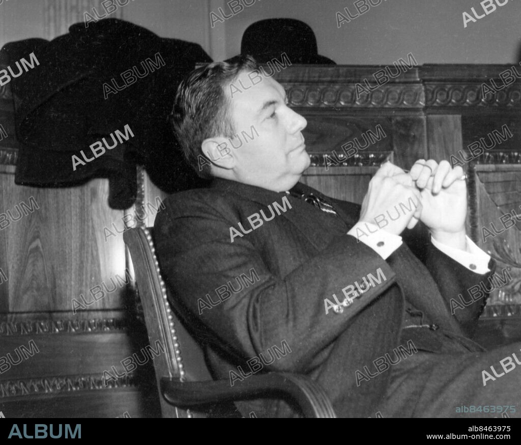 Orig. bildtext... JACKSON LISTENS TO HIS NOMINATION Photos show Asst. Attorney General Robert H. Jackson in a series of snaps as he listened to the Special Senate Committee which is conducting an investigation on his nomination to Solictor General. The Special committee will vote on his nomination Valentines Day Feb 14, 1938, and he will probably feel a little better. FEB 11, 1938 Anm. R Jackson, 1892-1954, amerikansk jurist och politiker, biträdande justitieminister 1938-1940, åklagare i Nürnbergrättegången. Se även XAB935A-XAB935B Bildserier Fotoreportage Profiler Lyssna Åhörare Juridik CD584 persons: ROBERT JACKSON sites: WASHINGTON D C;USA.