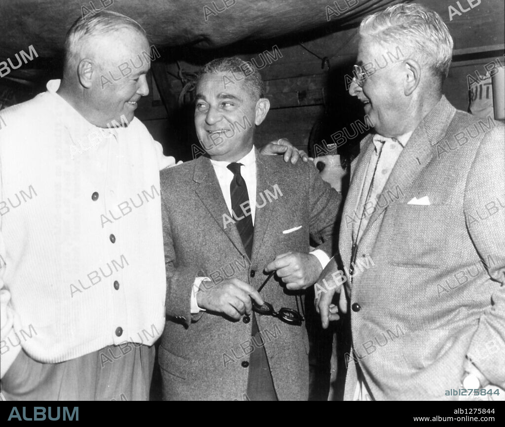 BERNARD SMITH and HENRY HATHAWAY in HOW THE WEST WAS WON, 1962, directed by GEORGE MARSHALL, HENRY HATHAWAY, JOHN FORD and RICHARD THORPE. Copyright M.G.M/CINERAMA. De izquierda a derecha: el director Henry Hathaway, el productor Bernard Smith y el cámara William Daniels.