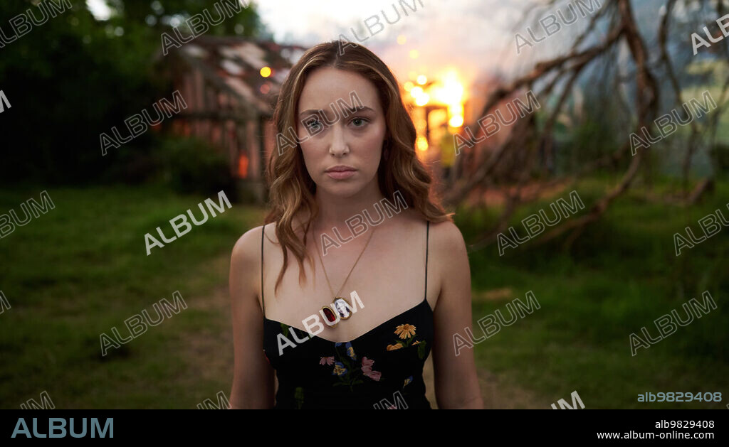 ALYCIA DEBNAM CAREY en LAS FLORES PERDIDAS DE ALICE HART, 2023 (THE LOST FLOWERS OF ALICE HART), dirigida por GLENDYN IVIN. Copyright AMAZON STUDIOS.