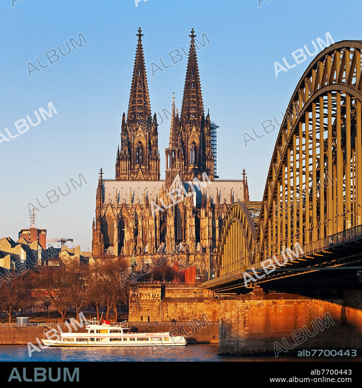 Der Rhein bei Sonnenaufgang mit dem Koelner Dom und der Hohenzollernbruecke, Koeln, Rheinland, Nordrhein-Westfalen, Deutschland, Europa.