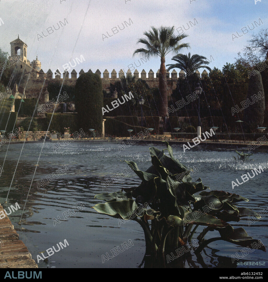 VISTA DE LOS JARDINES DEL ALCAZAR DE CORDOBA - FOTO AÑOS 60.