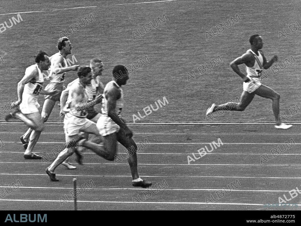 BERLIN 19360803. Jesse Owens, USA, (right) wins 100 m in 10.3 at the Olympic Games in Berlin before compatriot Ralph Metcalfe. Martinus Osendarp, Holland, manages to pass Frank Wykoff, USA, and take the bronze. Fifth will be Erich Borchmeyer, Germany, and sixth Lennart Strandberg, Sweden, who limps in goal after a muscle strain.. Photo: AB Text & Bilder / SVT / Code: 5600. sv / v neg. Folder: 100m Men (OS -36) I.265.a.