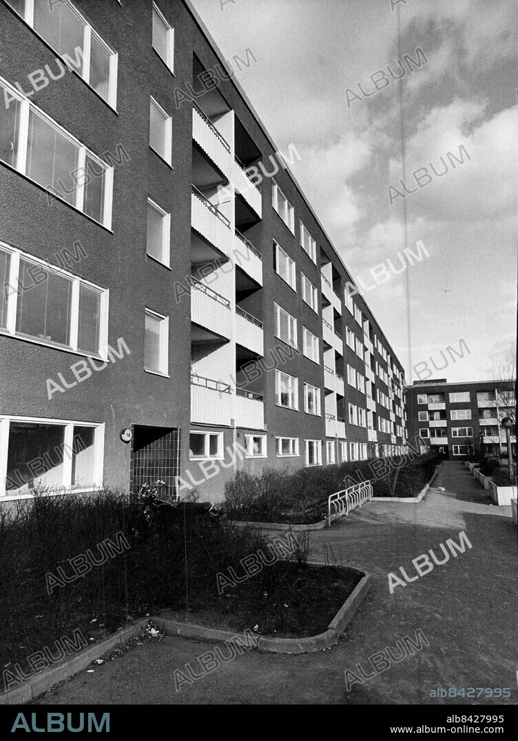 Stockholm 1977-04-05. Operation Leo, namn på en planerad kidnappning av statsrådet Anna-Greta Leijon som leddes av den tyske terroristen Norbert Kröcher. Operationen ansågs vara en hämndaktion då Leijon ansvarat för utvisningen av de fem överlevande terroristerna från Västtyska ambassaddramat i Stockholm två år tidigare. Säkerhetspolisen avslöjade planerna och såväl tyska som svenska medborgare dömdes för brotten. BILDEN: I den här uppgången i Rinkeby hade västtysken Norbert Kröcher sitt högkvarter. Foto: Stefan Gustavsson / SvD / TT / kod 12014.