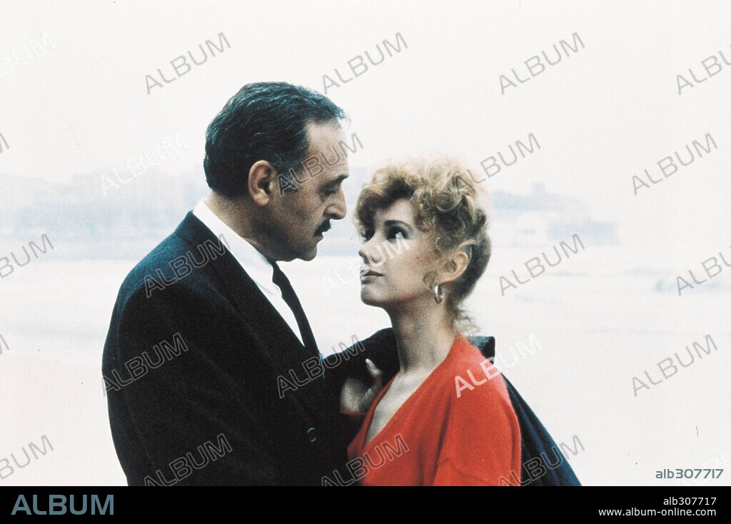 JESUS PUENTE y VICTORIA VERA en ASIGNATURA APROBADA, 1987, dirigida por JOSE LUIS GARCI. Copyright NICKEL ODEON DOS, S.A.