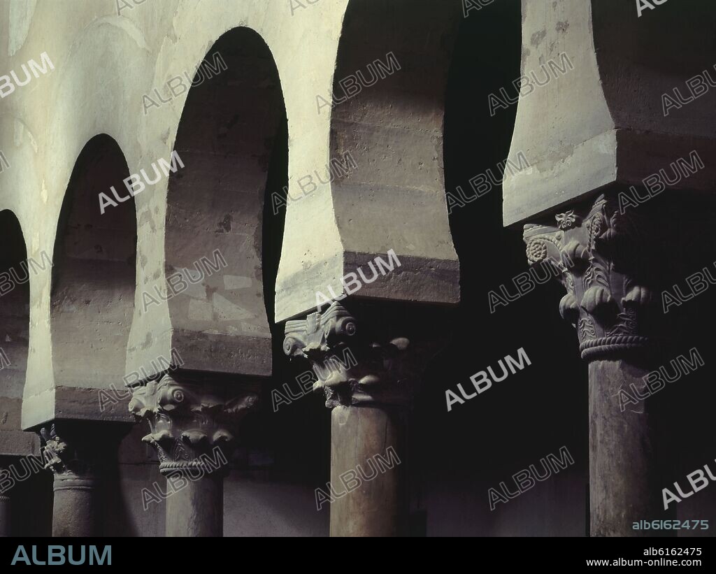 CAPITELES Y ARCOS DE HERRADURA-MOZARABE-S X.
