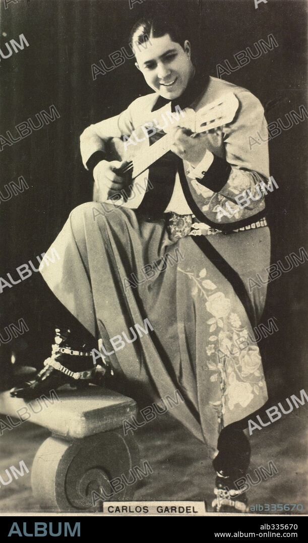Carlos Gardel, cantante y actor argentino, tocando la guitarra.