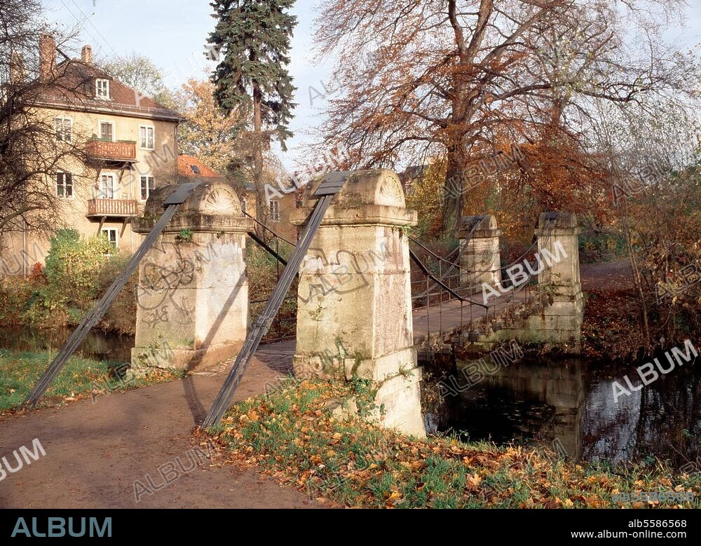 Weimar (Thüringen), Park an der Ilm. (angelegt 1778-28 unter Beteiligung J.W. von Goethes). Teilansicht: Schaukelbrücke über die Ilm (erbaut 1833). Foto (Florian Monheim).