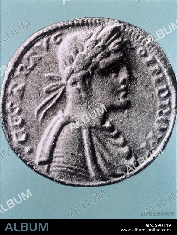 Friedrich II.; röm.-dt. Kaiser (1212-50). Jesi bei Ancona 26.12.1194 - Fiorento bei Lucera 13.12.1250. Brustbild des Kaisers. Vorderseite einer Augustalis Kaiser Friedrichs II. Geprägt in Messina, zwischen 1231 und. 1266. Gold, Durchmesser 2,1 cm.