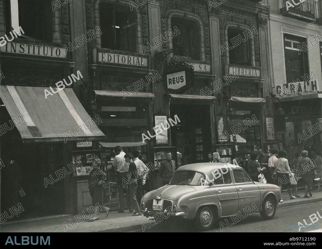 Madrid, 1968. Vista del Instituto Editorial Librería Reus en la calle Preciados, 6.