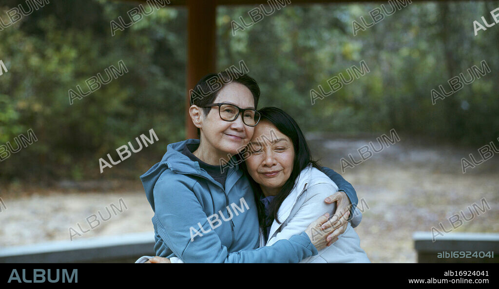 LIN-LIN LI y PATRA AU en TODO SALDRA BIEN, 2024 (ALL SHALL BE WELL), dirigida por RAY YEUNG. Copyright New Voice Film Productions.