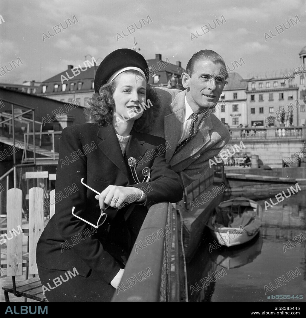 Maj 1947 Göteborg. Skådespelerskan Marianne Gyllenhammar och Lasse Dahlquist *** Local Caption *** GP. KAMERAREPORTAGE.