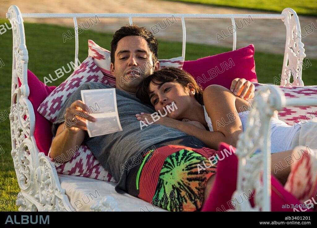 DAVID GUAPO y MEGAN MONTANER en SEÑOR, DAME PACIENCIA, 2017, dirigida por ALVARO DIAZ LORENZO. Copyright ATRESMEDIA CINE/CANAL SUR TV/DLO PROD/MAESTRANZA FILMS.