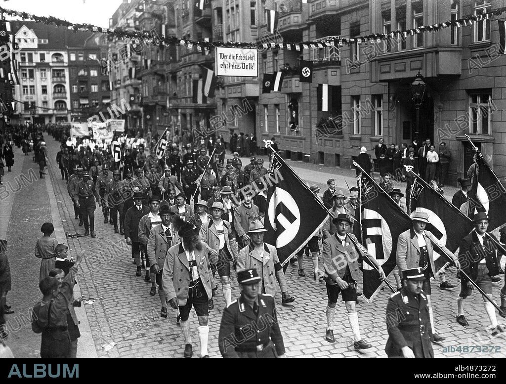 GERMANY BERLIN 1933-05-01. Orig. caption ... MAY 1, THE FIRST NATIONAL CELEBRATION OF GERMAN WORK WITH THE LARGEST CURRENT CUSTOMERS. 42547) Abordnungen aus München in der Aufmarschkolonne 2 der Betriebsorganisationen auf dem Marsch durch Tempelhof. Photo: Robert Sennecke / AB Text & Bilder / SVT / Code: 5600 Folder: 1 May in Berlin 1933-39 Germany 2694 A2 Traditional attire Lederhosen sites: BERLIN; GERMANY PhotoDate: 193? - ?? - ??.
