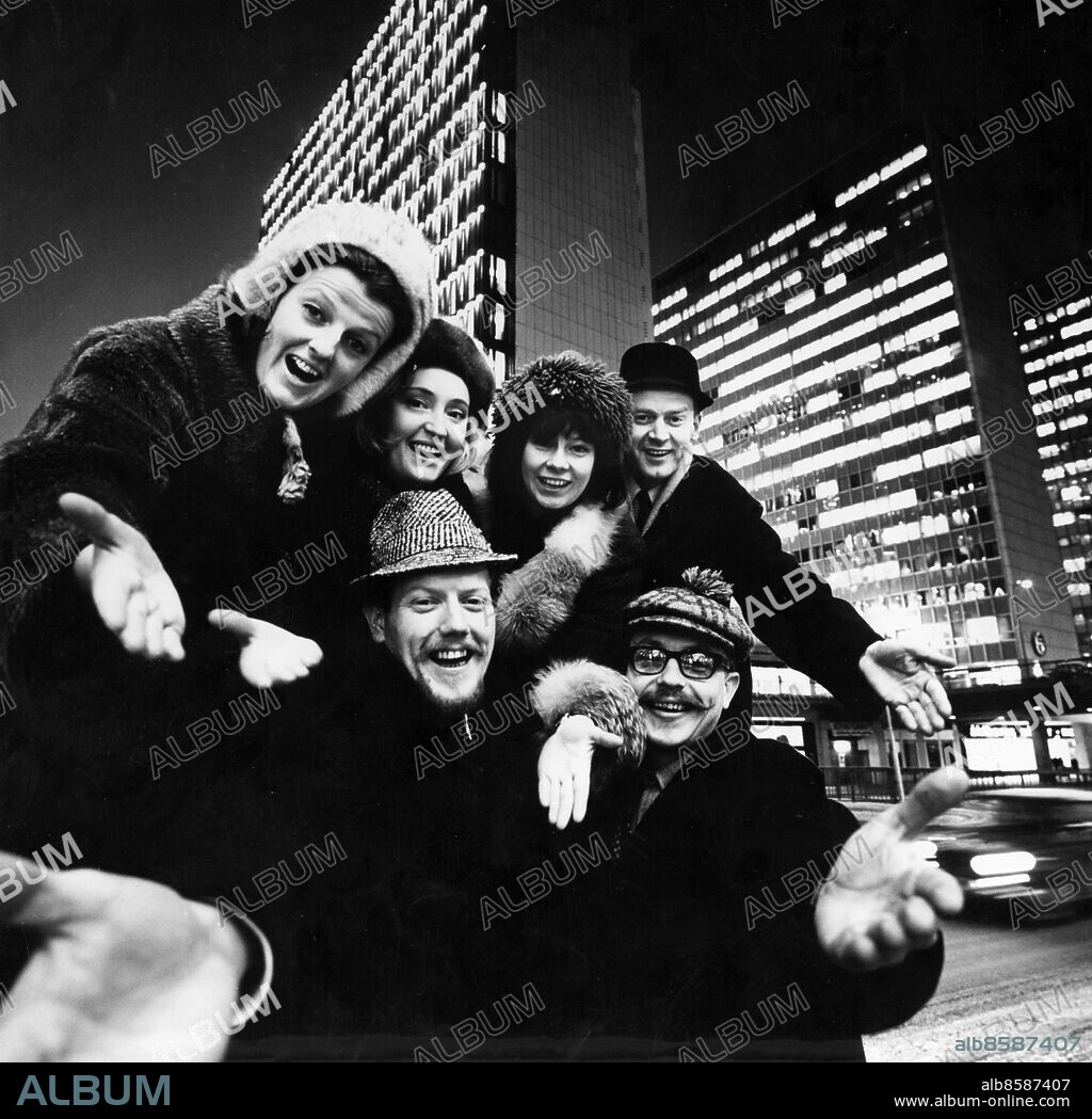 STOCKHOLM 1965.. Orig. bildtext... GALS AND PALS 1965 Anm. Fr v: Ulla Hallin, Pia Lang, Kerstin Bagge, Beppo Gräsman, Svante Thuresson, Lasse Bagge Kvällsbilder Hötorgsskraporna Sångare Sånggrupper TV musik Publ i RiR 5/65, 11/66 CD77 persons: Beppo Gräsman ;Kerstin Bagge ;Lasse Bagge ;Pia Lang ;Svante Thuresson ;Ulla Hallin sites: STOCKHOLM ;SVERIGE.