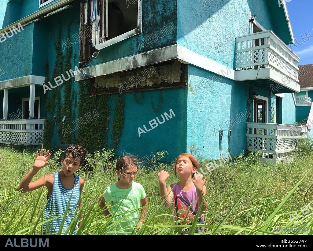 BROOKLYNN PRINCE, CHRISTOPHER RIVERA and VALERIA COTTO in THE FLORIDA PROJECT, 2017, directed by SEAN BAKER. Copyright Cre Film/Freestyle Picture Company/June Pictures.