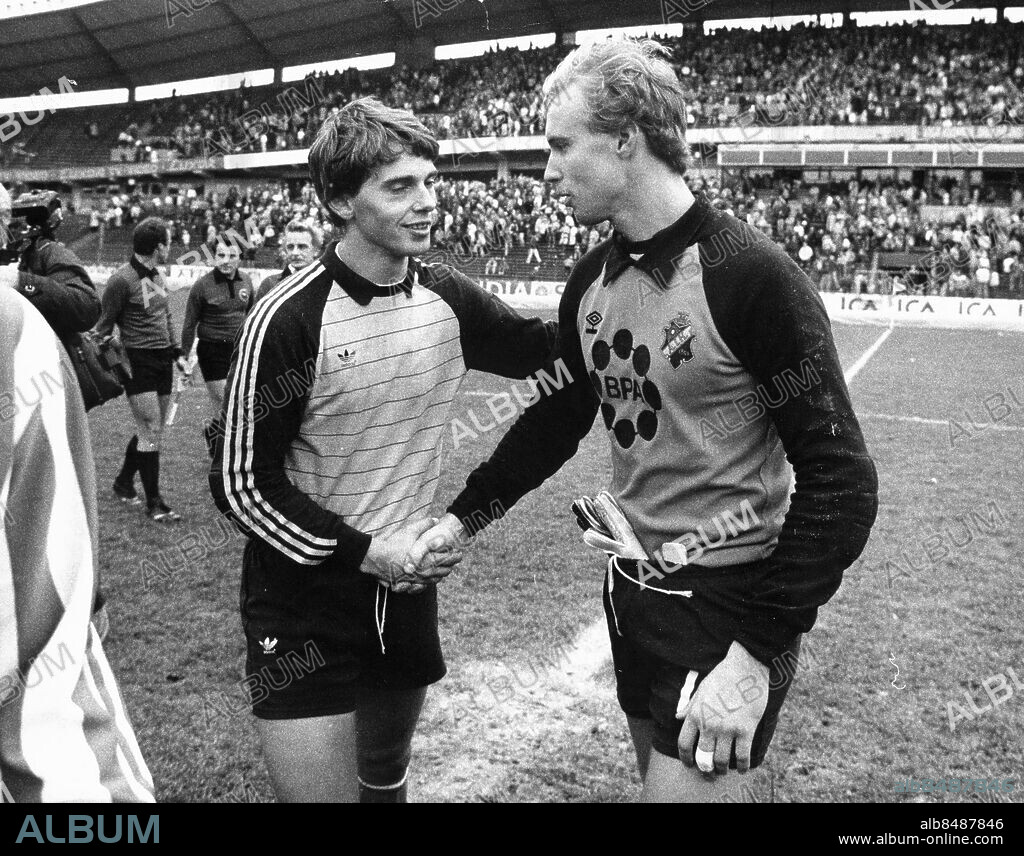 Göteborg 1983-10-23. Här haru våfflan - så glömmer vi det där .. IFK Göteborgs målvakt Thomas Wernerson och AIK:s Bernt Ljung i försoning efteråt. Men vad tänkte Thomas, innerst inne ...?. Foto: Sören Karlson / Expressen / TT / Kod: 28. ** AFTONBLADET OUT **.