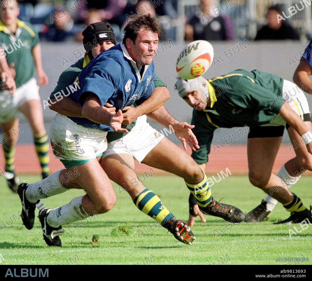 Sevilla, 17/12/2000. Rugby en Sevilla. Monte Ciencias vs Universidad. Competición le da por perdido el partido contra el Universidad y le descuenta cuatro puntos en la clasificación. El Monte, placado.