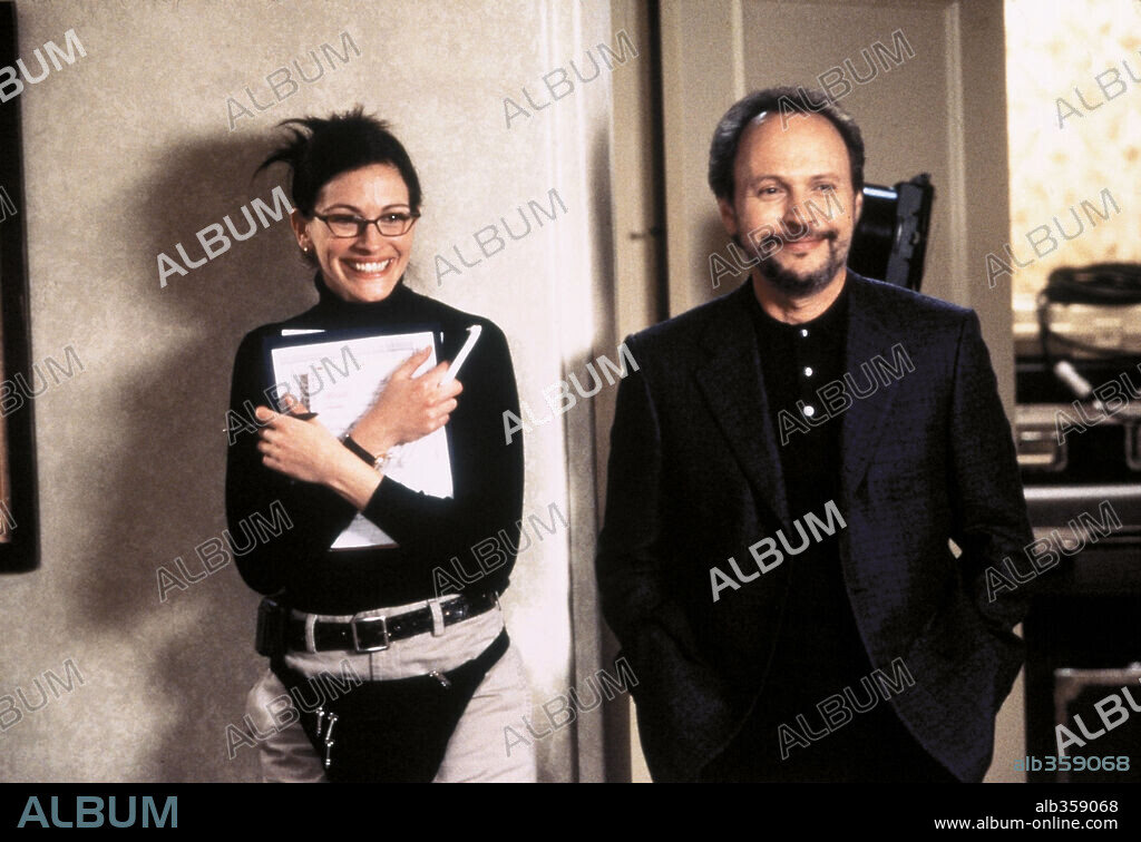 BILLY CRYSTAL and JULIA ROBERTS in AMERICA'S SWEETHEARTS, 2001, directed by  JOE ROTH. Copyright REVOLUTION STUDIOS / GORDON, MELINDA SUE. - Album  alb359068