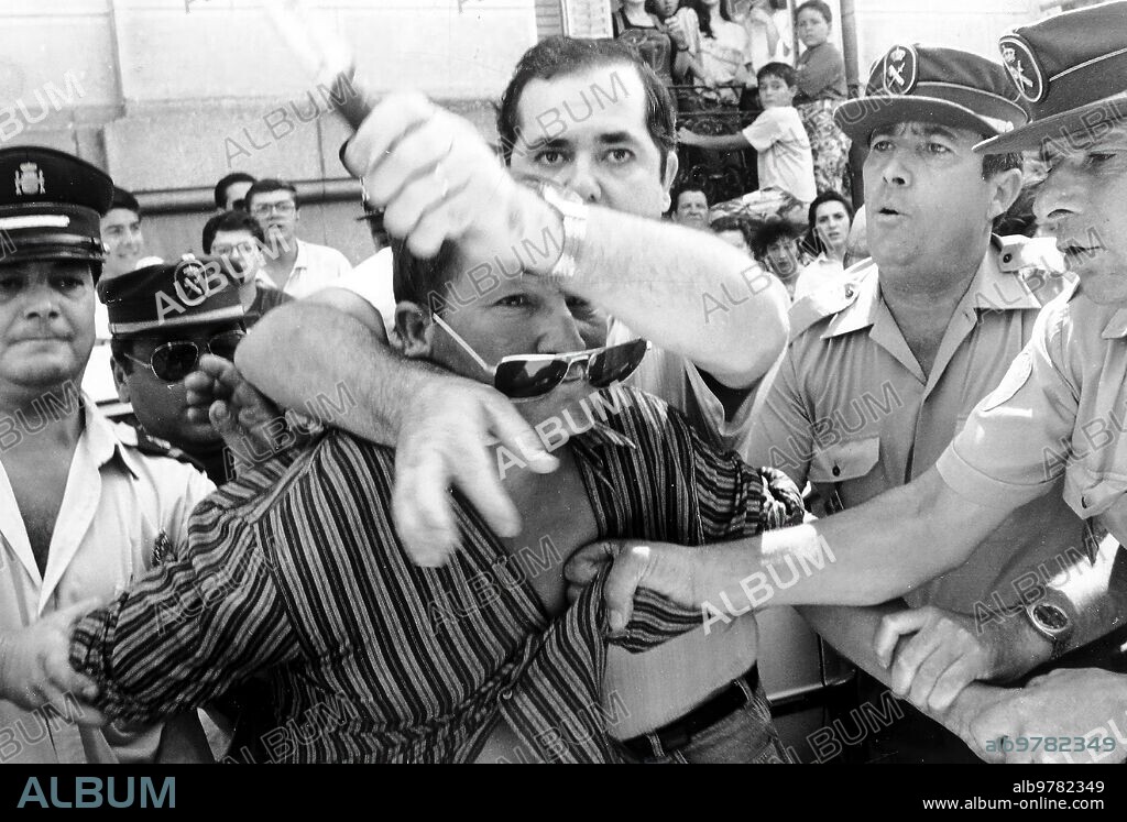 Puerto Hurraco (Badajoz), 3/07/1990. Antonio Cabanillas es reducido por la Guardia Civil cuando intentó entrar al Juzgado con un cuchillo.