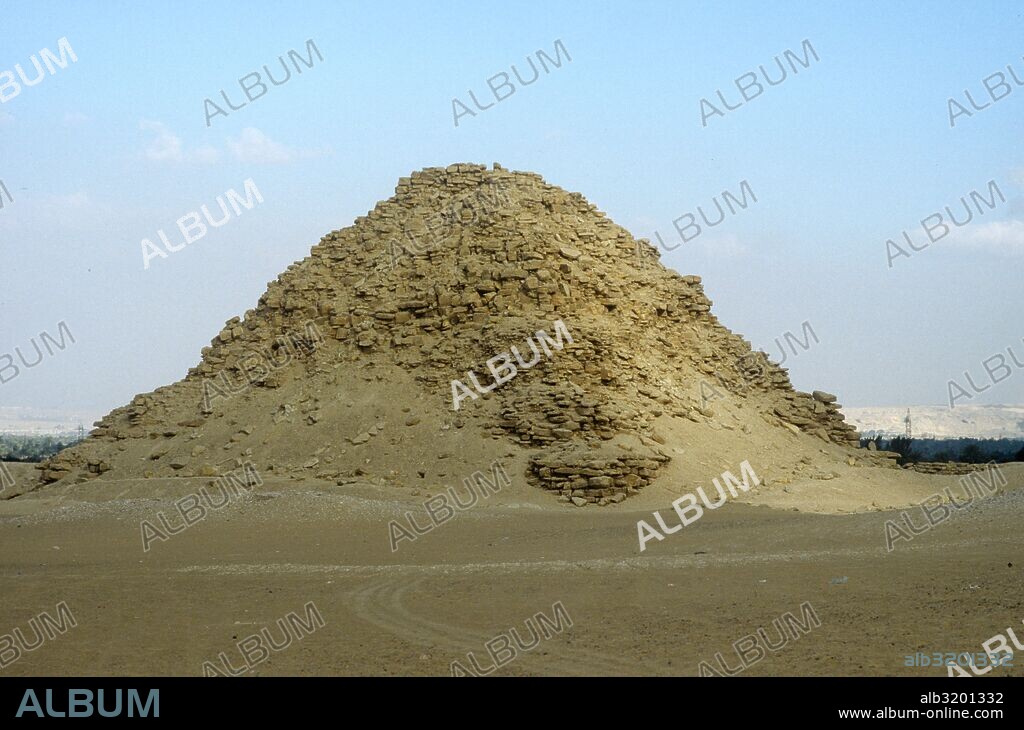 La pirámide de Userkaf fue construida hacia el año 2490 a.C.1 por el faraón Userkaf, fundador de la quinta dinastía de Egipto (c. 2494–2345 a. C.). Se encuentra en el emplazamiento de Saqqara, al noreste de la pirámide escalonada de Zoser.