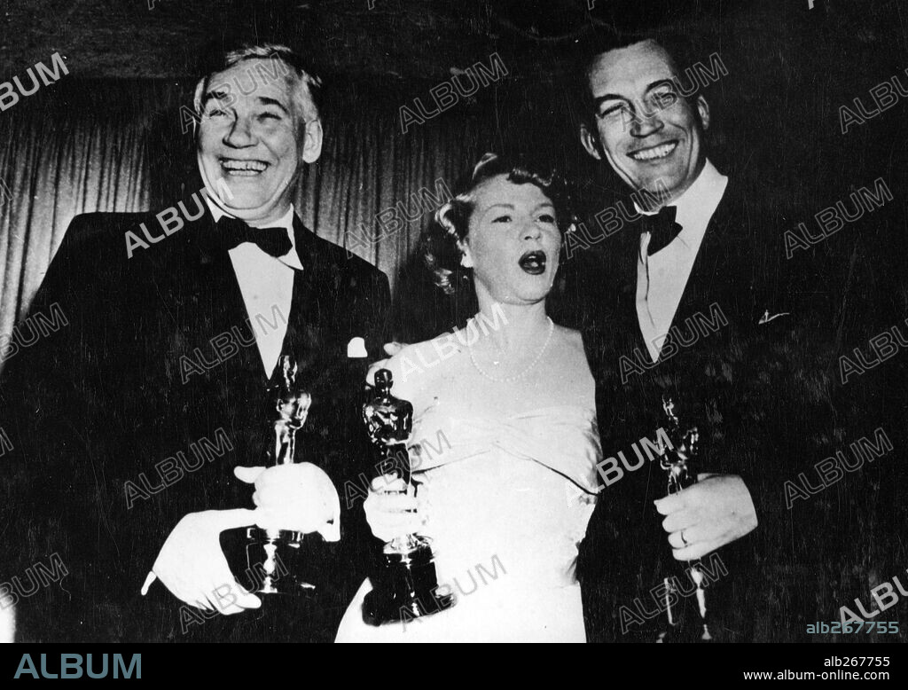 CLAIRE TREVOR, JOHN HUSTON y WALTER HUSTON. 21ª Edición de los Premios Oscar / 1949. 
John Huston, premiado como mejor director por "El tesoro de sierra Madre". Walter Huston premiado como mejor actor secundario por "El tesoro de Sierra Madre". Claire Trevor premiada como mejor actriz secundaria por "Cayo Largo". 1949