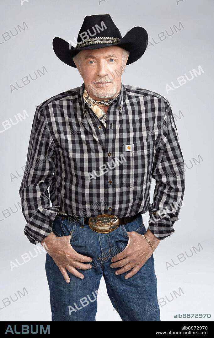 JAMES CAAN en JL FAMILY RANCH: THE WEDDING GIFT, 2020, dirigida por SEAN MCNAMARA. Copyright Haunted Doll Company.