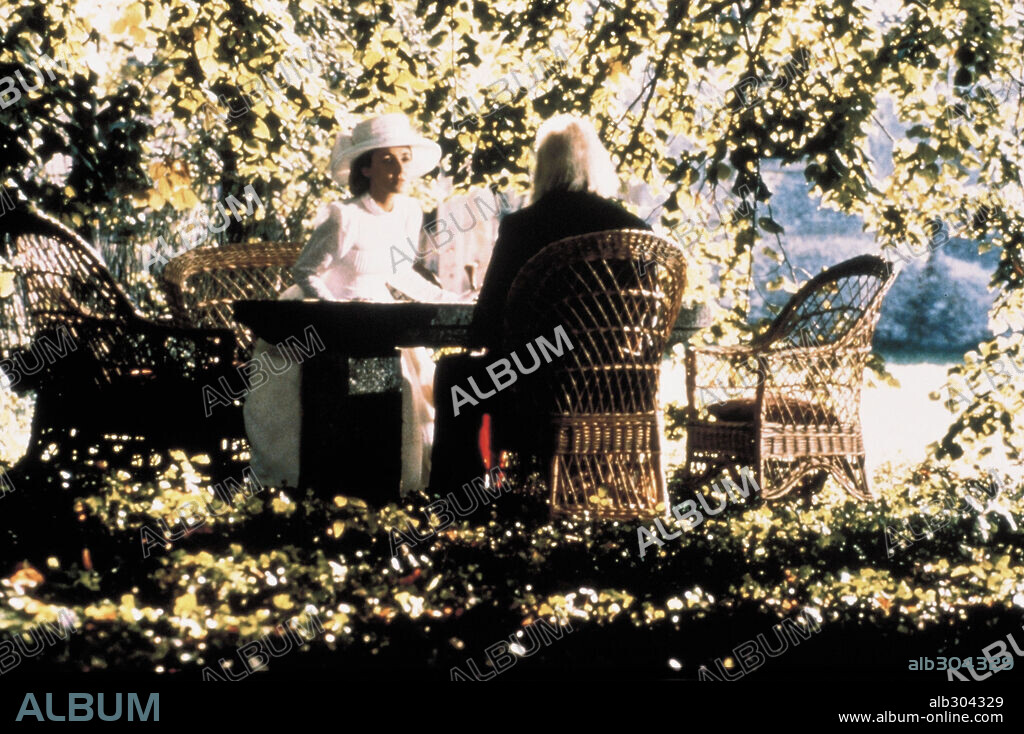CAYETANA GUILLEN CUERVO y FERNANDO FERNAN GOMEZ en EL ABUELO, 1998, dirigida por JOSE LUIS GARCI. Copyright NICKEL ODEON DOS, S.A.